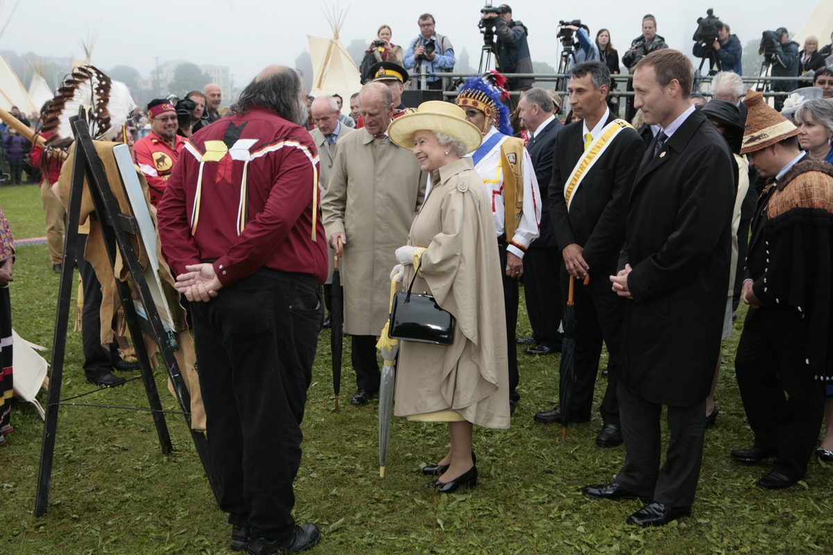 Queen Elizabeth II's Quiet Act For a Grieving Widow in 1997
