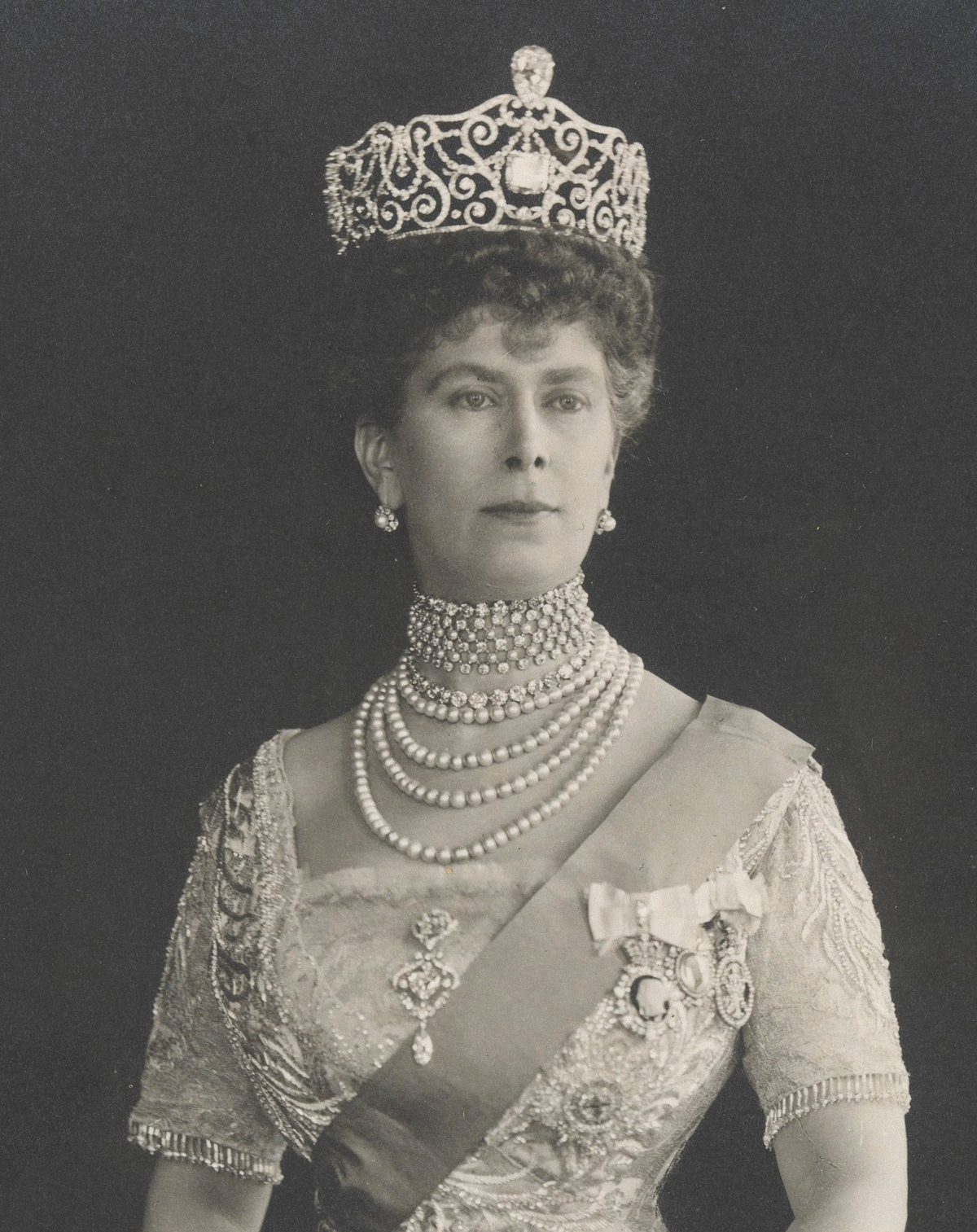 Queen Mary's Quiet Gift to a Wounded Soldier's New Bride