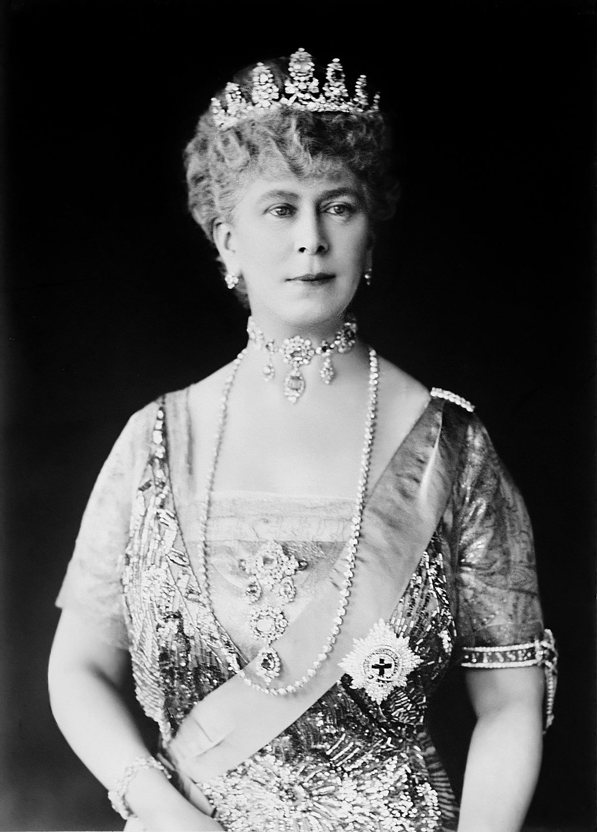 The Morning Queen Mary Refused to Leave a Burning Street