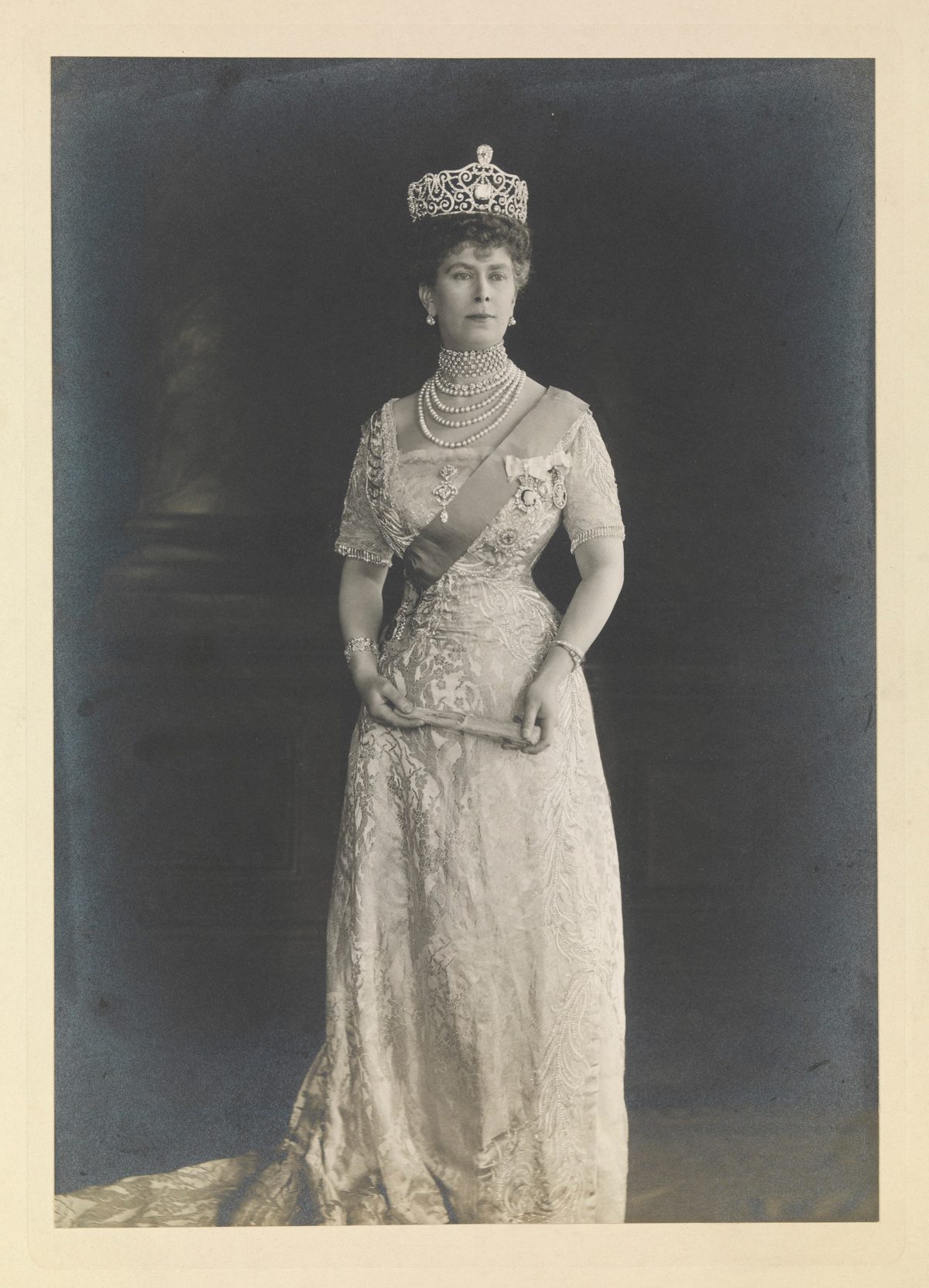 The Night Queen Mary Learned Her Son Was King From a Newspaper
